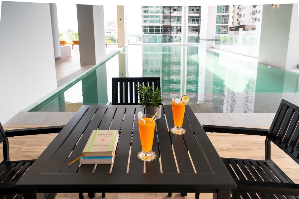 Jasmine 59 Hotel Бангкок Екстер'єр фото A poolside table and chairs