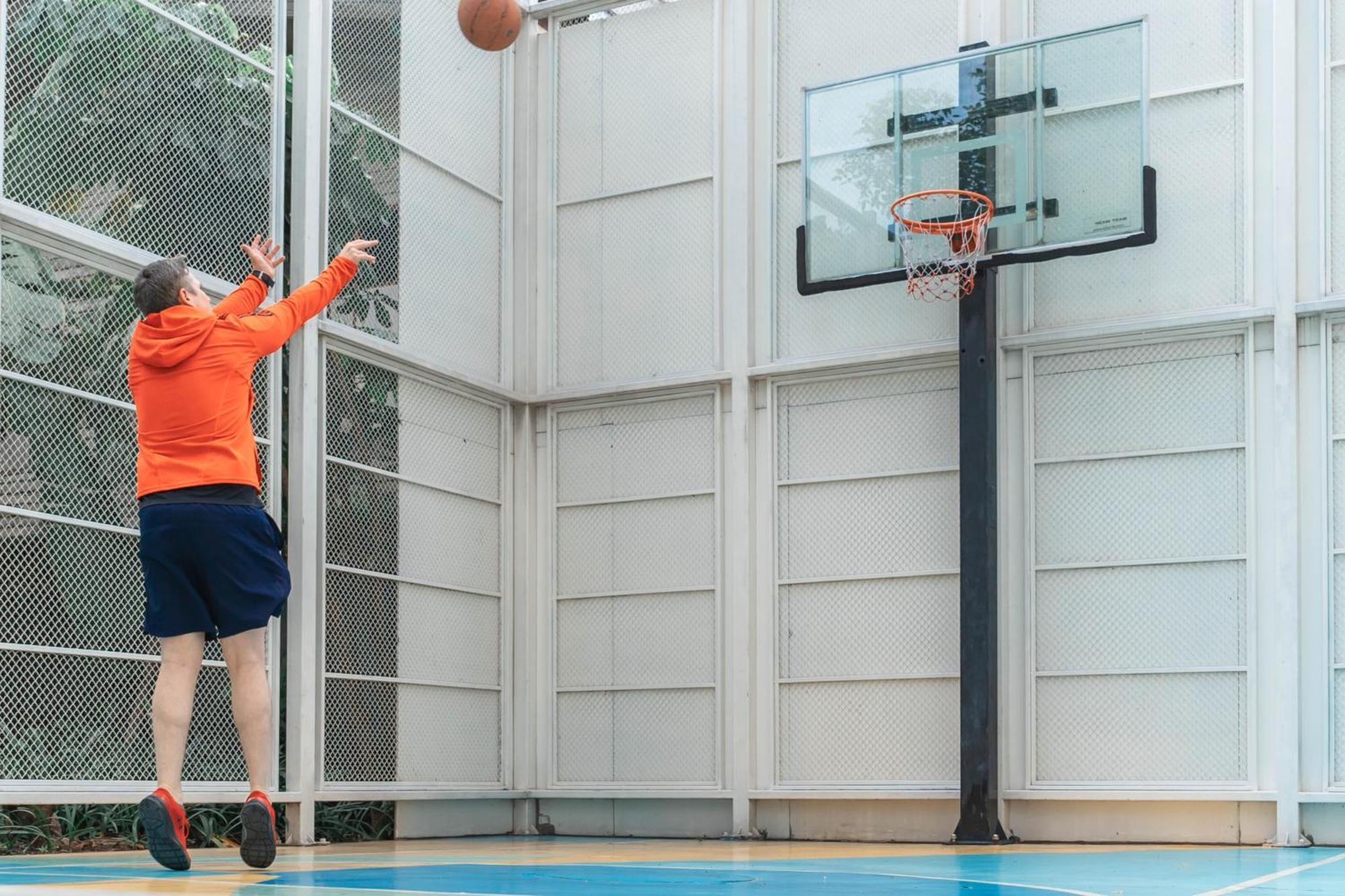 Jasmine 59 Hotel Бангкок Екстер'єр фото Basketball player shooting a layup