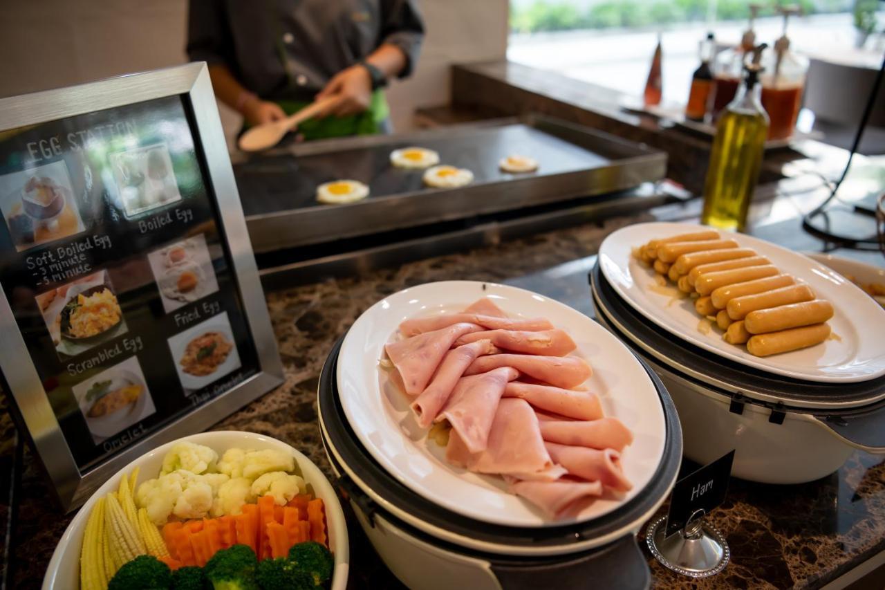 Jasmine 59 Hotel Бангкок Екстер'єр фото A chef cooking